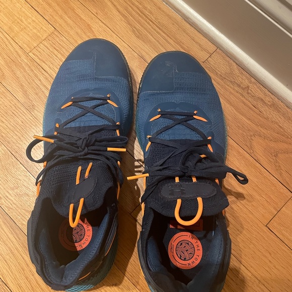 Under Armour basketball shoes - Picture 4 of 8